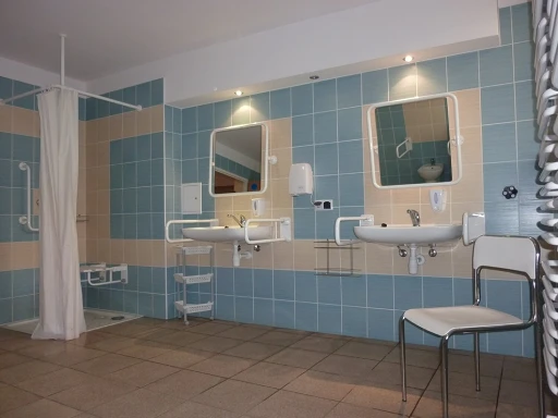 Moderne badkamer in het hostel